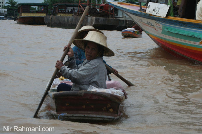 נשים מוכרות אוכל בנהר בנגקוק