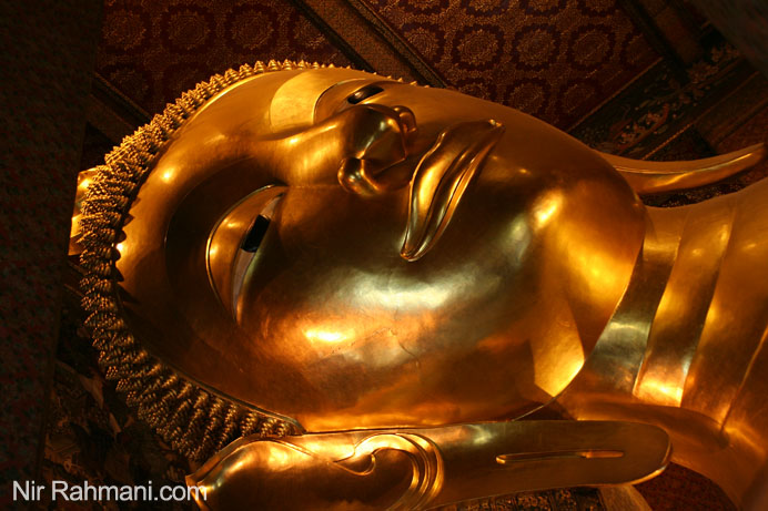 פסל הבודהה השוכב במקדש בבנגקוק